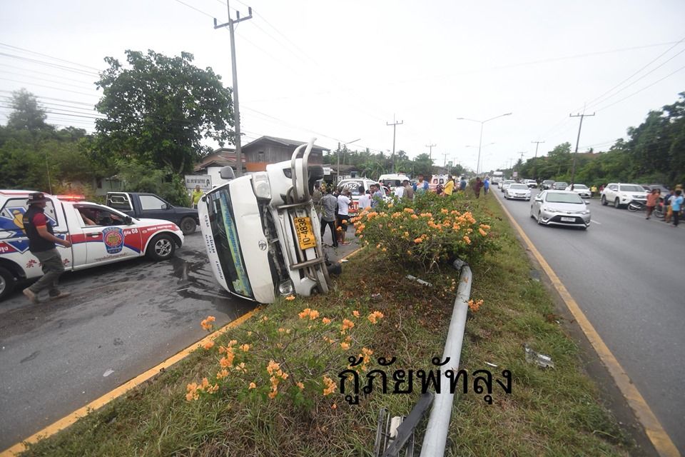 Seventeen passengers have survived after a minivan flipped over in Phattalung in Thailand’s south on the Phattalung-Trang Road this afternoon. The minivan was travelling from Songkhla to Trang. The overturned minivan was in the middle of the road on its side. Fourteen passengers sustained minor injuries while three others were taken to Phattalung Hospital. Witnesses said there was another vehicle which cut in front of the minivan. But police are continuing their investigation.